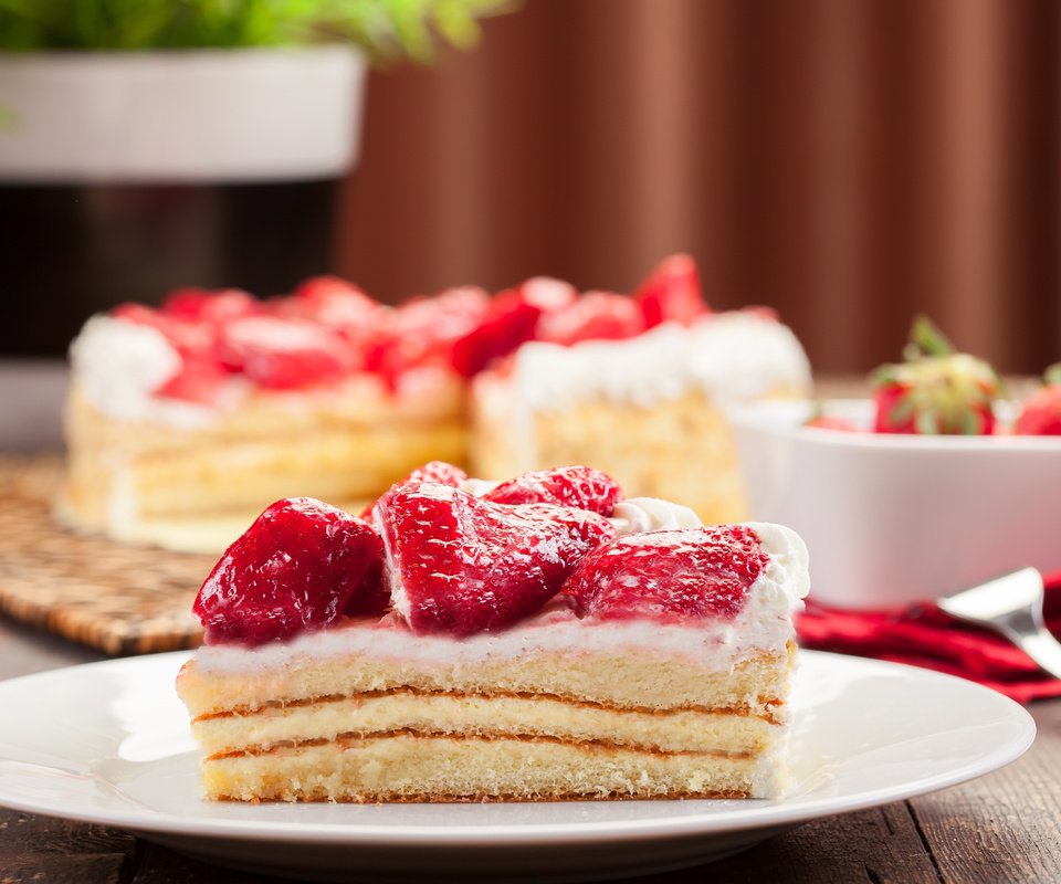 Обои крем для торта, клубника, ягоды, сливки, торт, пирожное, кусочек, cream cake, strawberry, berries, cream, cake, piece разрешение 2560x1600 Загрузить