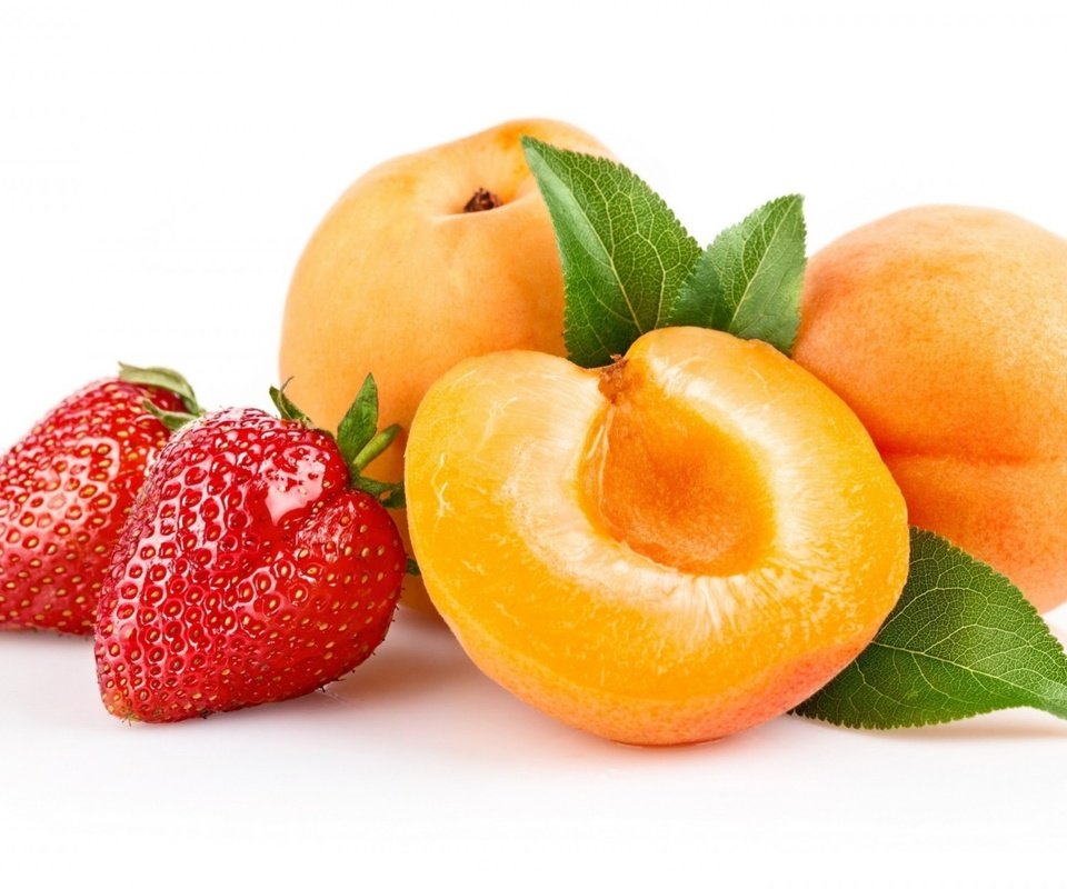 Обои фрукты, клубника, ягоды, белый фон, абрикосы, fruit, strawberry, berries, white background, apricots разрешение 1920x1250 Загрузить