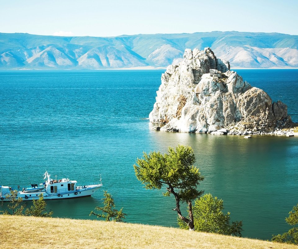 Обои озеро, горы, скалы, берег, корабль, россия, байкал, остров ольхон, lake, mountains, rocks, shore, ship, russia, baikal разрешение 2560x1600 Загрузить