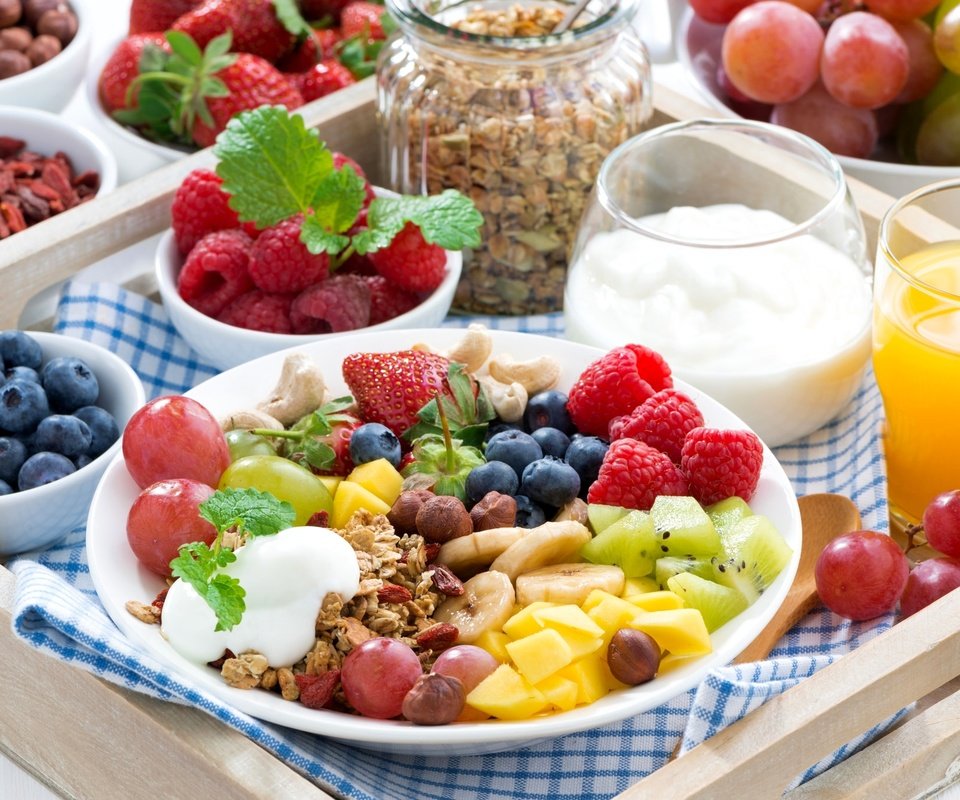 Обои фрукты, ягоды, завтрак, хлопья, сок, овсянка, fruit, berries, breakfast, cereal, juice, oatmeal разрешение 2048x1367 Загрузить