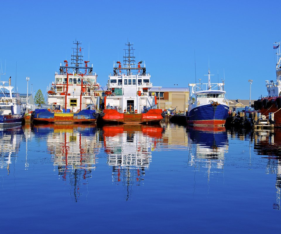 Обои вода, отражение, корабли, город, австралия, порт, судна, fremantle, фримантл, water, reflection, ships, the city, australia, port, ship разрешение 2048x1151 Загрузить