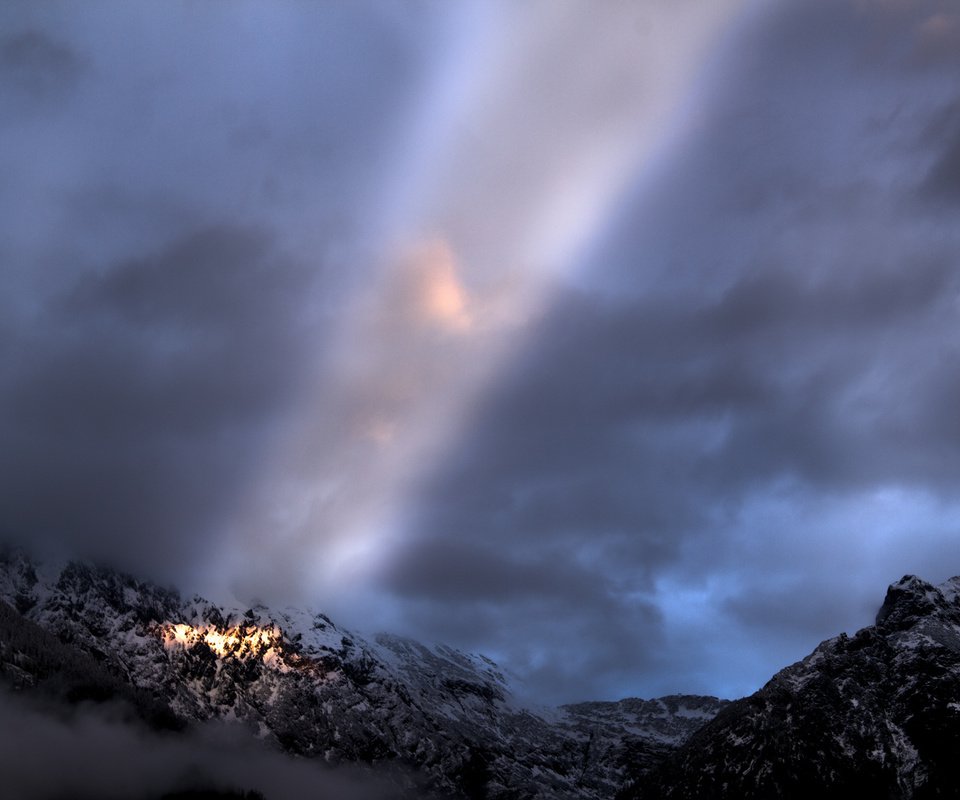 Обои небо, горы, снег, тучи, луч, просвет, the sky, mountains, snow, clouds, ray, clearance разрешение 1920x1200 Загрузить