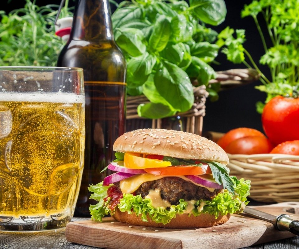 Обои зелень, гамбургер, бутылка, пиво, помидоры, томаты, кружка пива, greens, hamburger, bottle, beer, tomatoes, beer mug разрешение 1920x1190 Загрузить