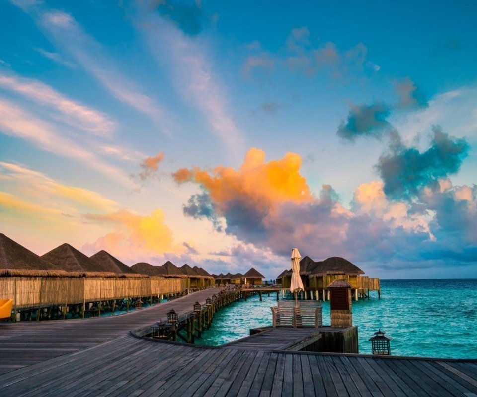 Обои облака, горизонт, бунгало, тропики, мальдивы, clouds, horizon, bungalow, tropics, the maldives разрешение 1921x1080 Загрузить