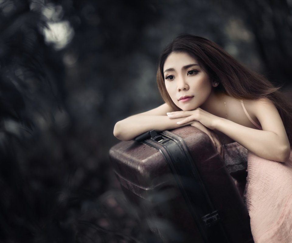 Обои девушка, настроение, взгляд, азиатка, чемодан, ожидание, girl, mood, look, asian, suitcase, waiting разрешение 2047x1244 Загрузить