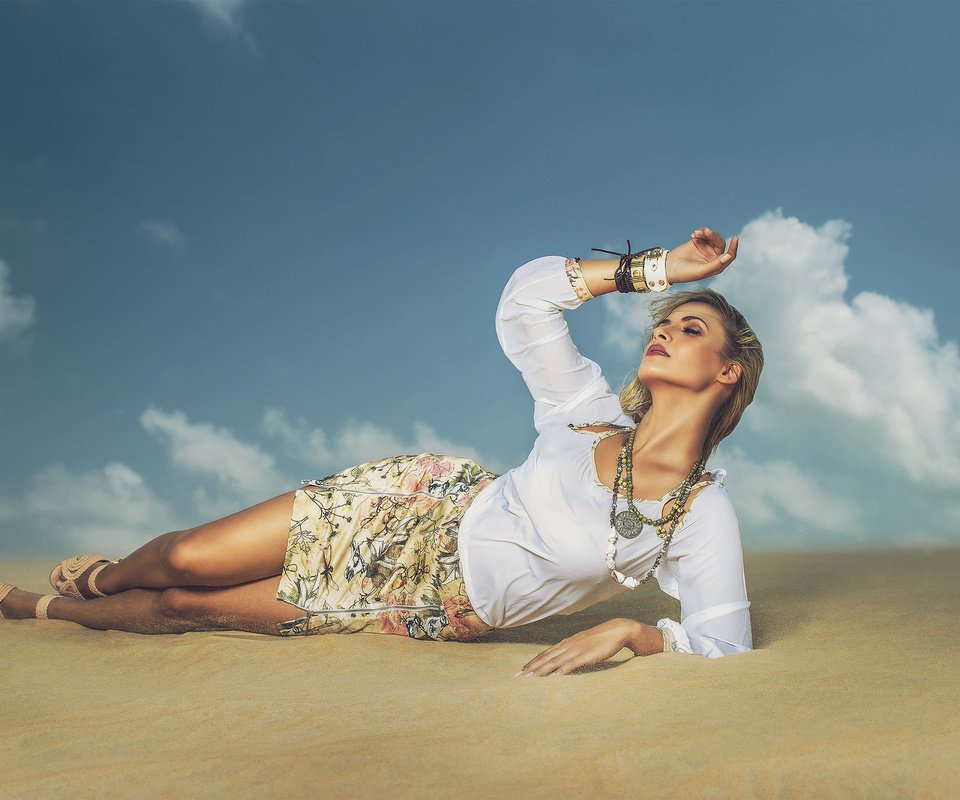 Обои девушка, блондинка, песок, пустыня, модель, andreia schultz, girl, blonde, sand, desert, model разрешение 2048x1305 Загрузить