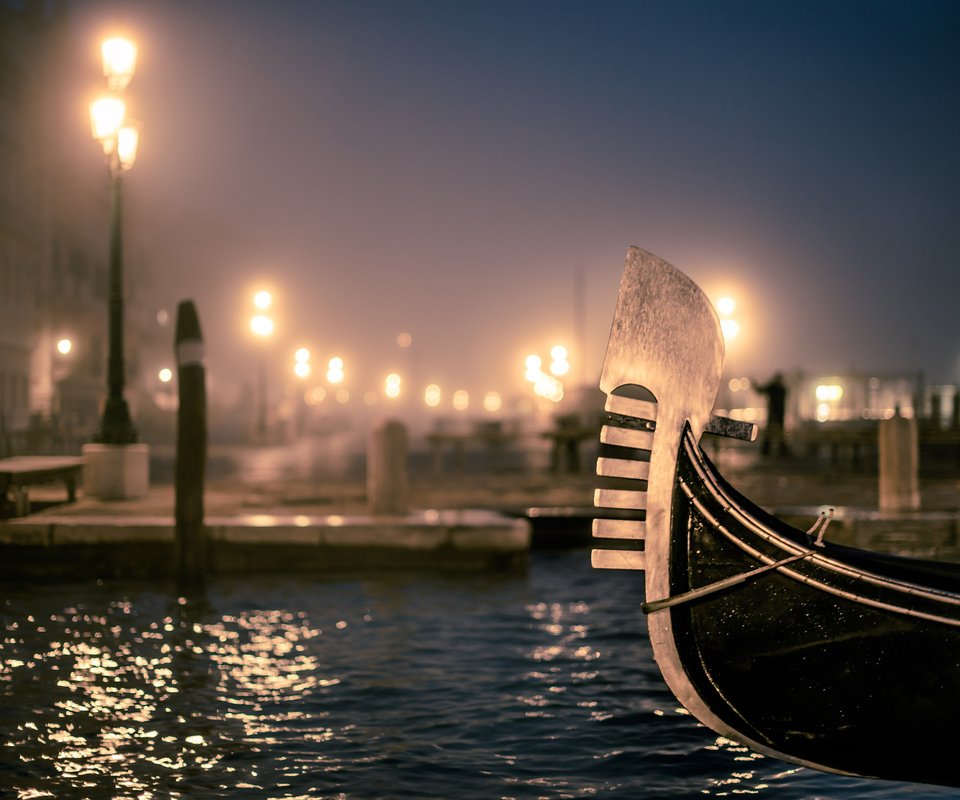 Обои ночь, фонари, венеция, канал, гондола, италия, night, lights, venice, channel, gondola, italy разрешение 3840x2400 Загрузить