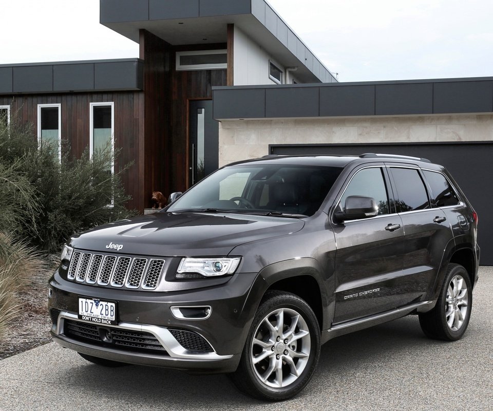 Обои авто, дом, гараж, кустарник, jeep-grand-cherokee, auto, house, garage, shrub разрешение 1920x1200 Загрузить