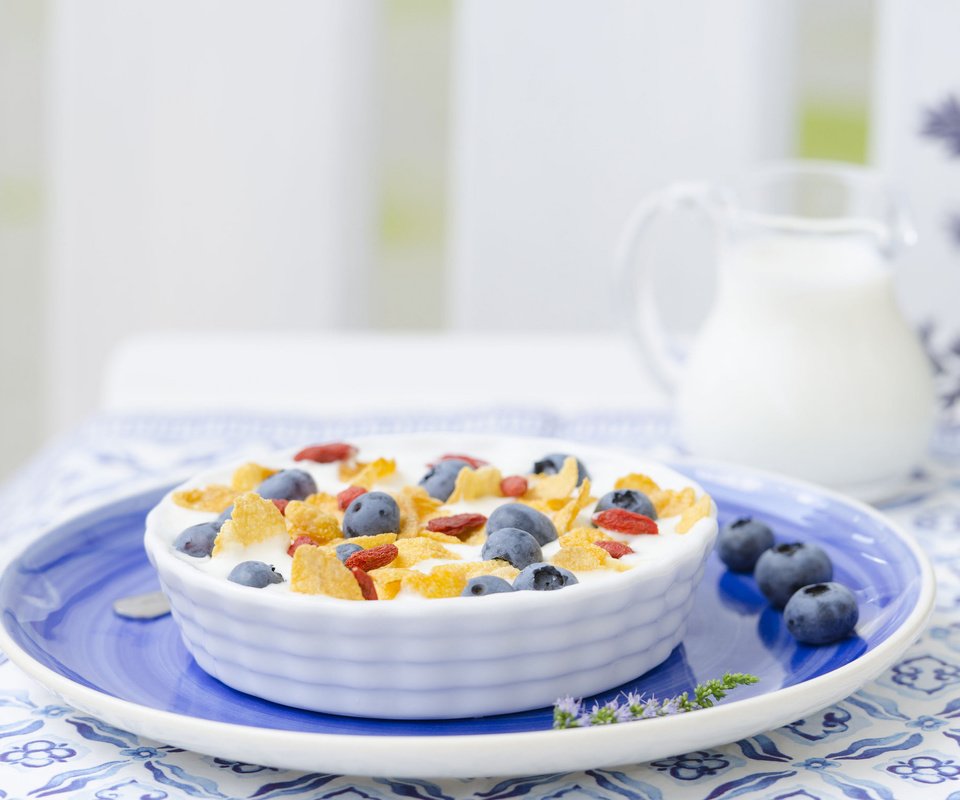 Обои ягоды, завтрак, молоко, хлопья, изюм, berries, breakfast, milk, cereal, raisins разрешение 2048x1536 Загрузить