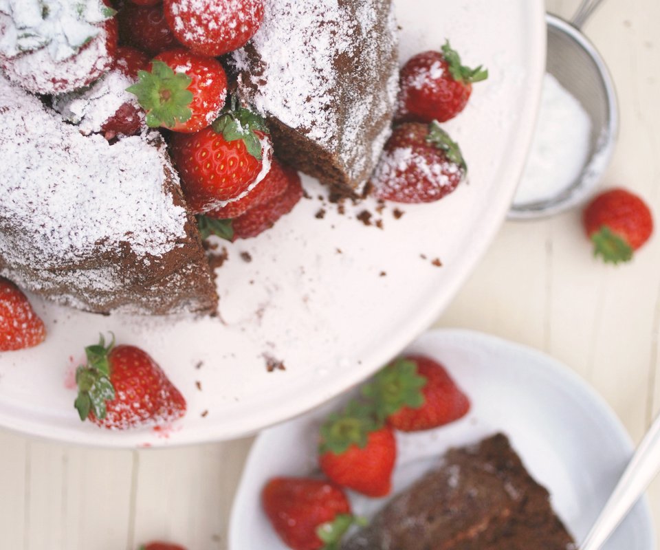 Обои вкусный, земляника, сахар, торт, пудра, шоколадный, delicious, strawberries, sugar, cake, powder, chocolate разрешение 2592x3872 Загрузить