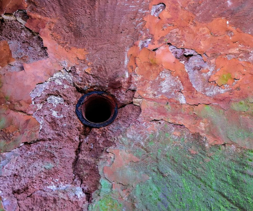 Обои стена, труба, ржавчина, отверстие, oxidation, crusty, облупившаяся краска, wall, pipe, rust, hole разрешение 1967x1282 Загрузить
