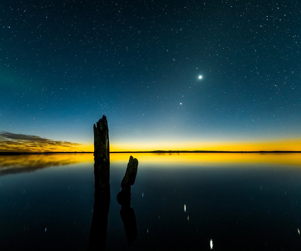 Обои небо, озеро, отражение, звезды, восход солнца, коряги, the sky, lake, reflection, stars, sunrise, driftwood разрешение 2048x1367 Загрузить