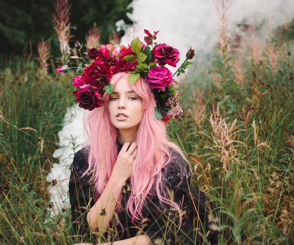 Обои цветы, трава, девушка, венок, розовые волосы, lauren hallworth, flowers, grass, girl, wreath, pink hair разрешение 2048x1365 Загрузить