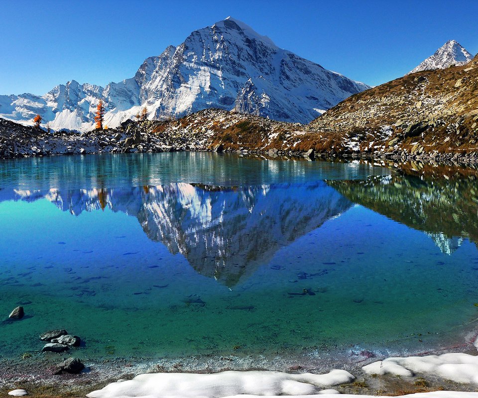 Обои озеро, пьемонт, горы, alpe veglia, lago bianco, отражение, trasquera, италия, альпы, белое озеро, гора монте-леоне, траскуэра, lake, piedmont, mountains, reflection, italy, alps, white lake, monte leone, trackware разрешение 2048x1226 Загрузить