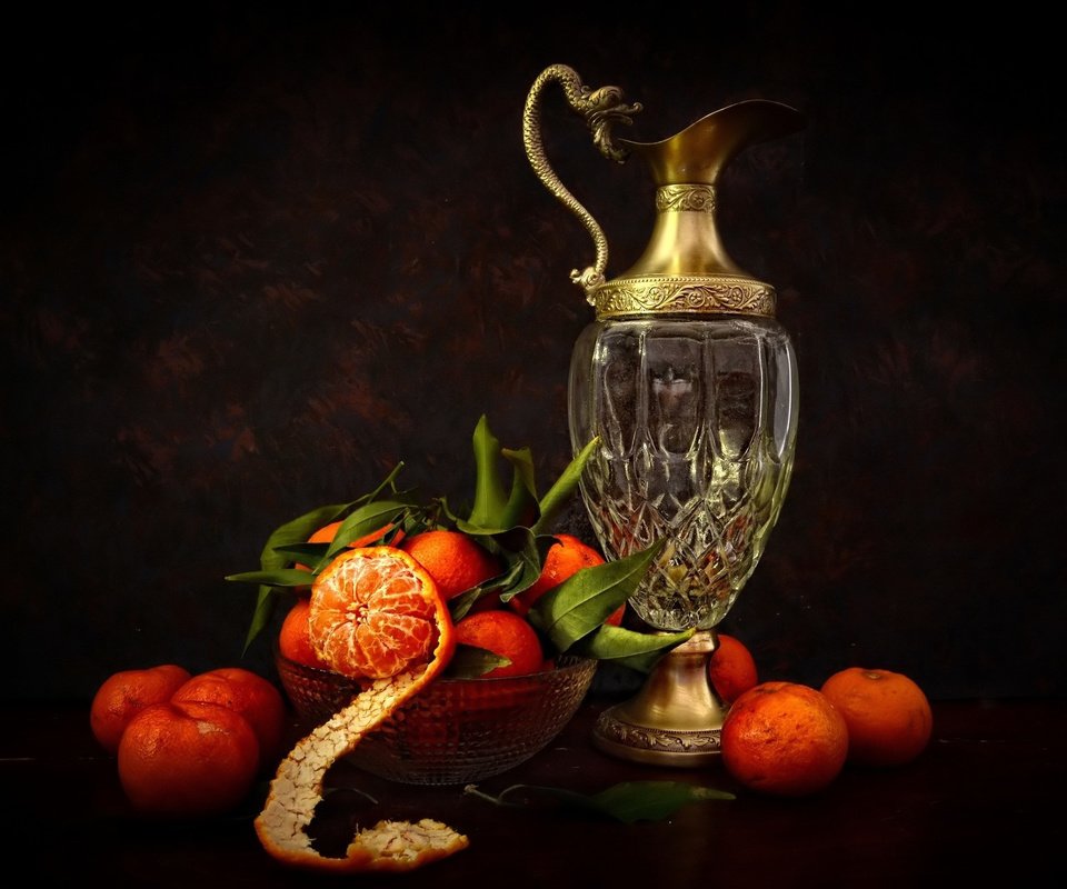 Обои листья, мандарины, натюрморт, графин, кожура, leaves, tangerines, still life, decanter, peel разрешение 2048x1296 Загрузить