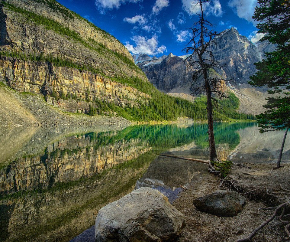 Обои деревья, озеро, горы, камни, отражение, канада, trees, lake, mountains, stones, reflection, canada разрешение 2048x1359 Загрузить