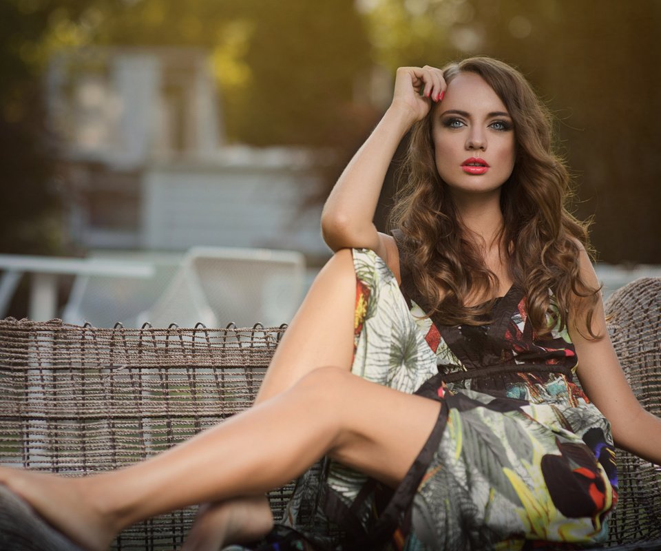 Обои девушка, платье, взгляд, макияж, локоны, шатенка, girl, dress, look, makeup, curls, brown hair разрешение 2048x1367 Загрузить