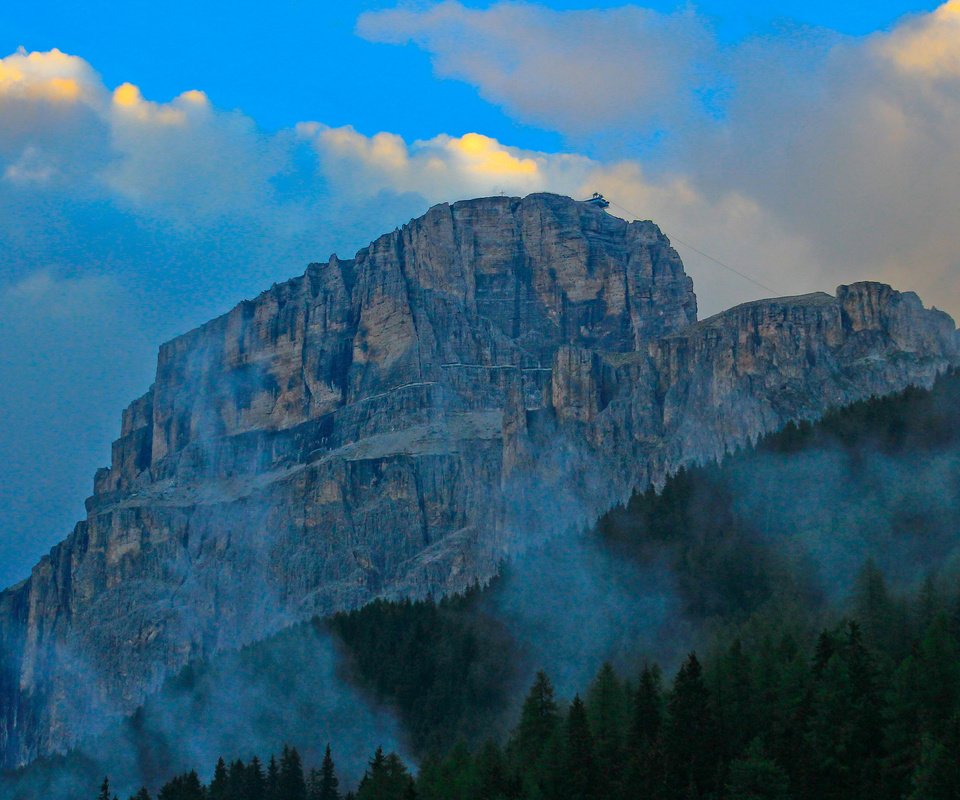 Обои небо, облака, деревья, скала, туман, гора, the sky, clouds, trees, rock, fog, mountain разрешение 2048x1365 Загрузить