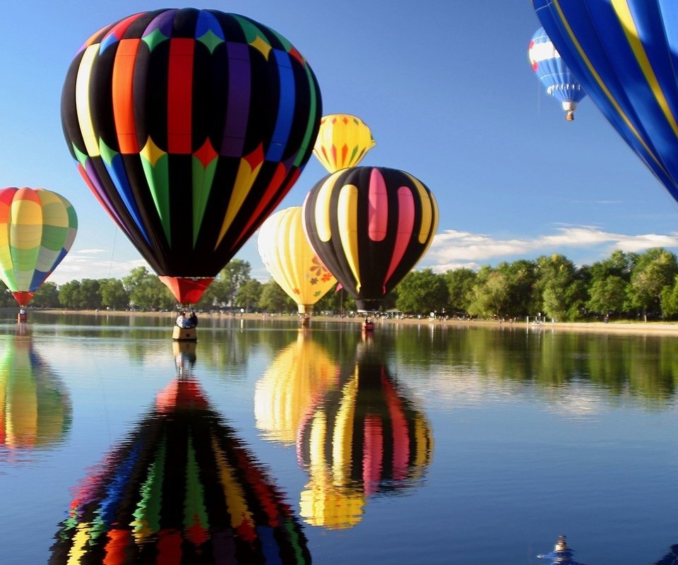 Обои небо, деревья, вода, озеро, воздушный шар, the sky, trees, water, lake, balloon разрешение 2560x1440 Загрузить