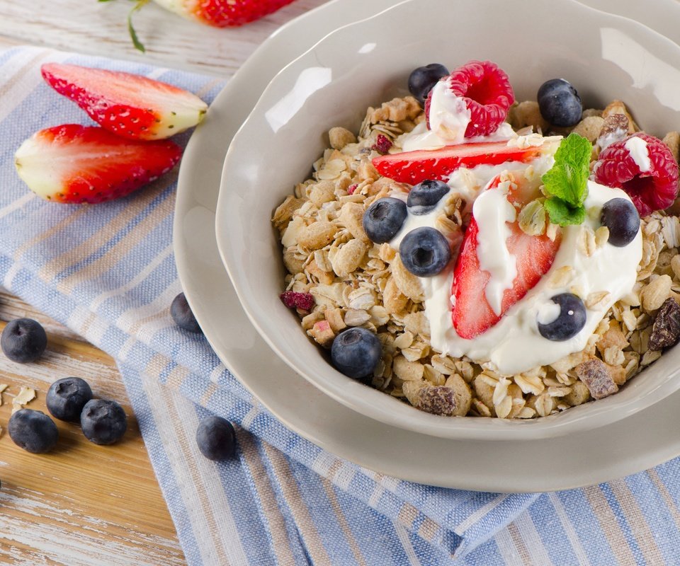 Обои клубника, черника, завтрак, мюсли, здоровые, завтрак каши, strawberry, blueberries, breakfast, muesli, healthy, breakfast cereal разрешение 4500x2981 Загрузить