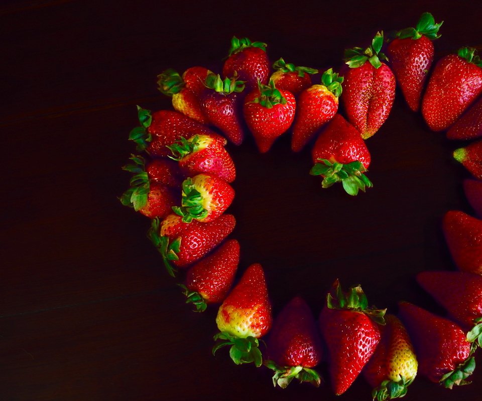 Обои фон, клубника, сердце, ягоды, background, strawberry, heart, berries разрешение 2048x1303 Загрузить