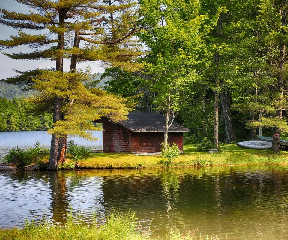 Обои деревья, озеро, пейзаж, осень, лодка, дом, trees, lake, landscape, autumn, boat, house разрешение 2880x1920 Загрузить