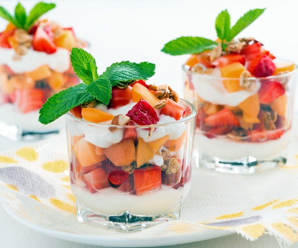 Обои мята, фрукты, ягоды, десерт, фруктовый салат, mint, fruit, berries, dessert, fruit salad разрешение 2048x1367 Загрузить