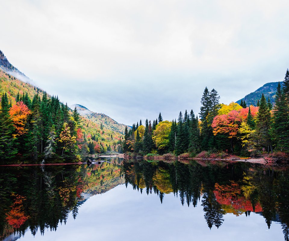 Обои озеро, горы, отражение, пейзаж, осень, канада, квебек, lake, mountains, reflection, landscape, autumn, canada, qc разрешение 2000x1335 Загрузить
