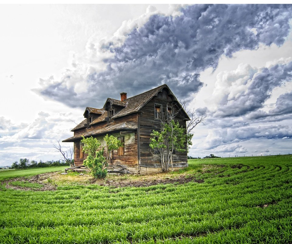 Обои небо, облака, пейзаж, поле, старый заброшенный дом, the sky, clouds, landscape, field, old abandoned house разрешение 2880x2120 Загрузить