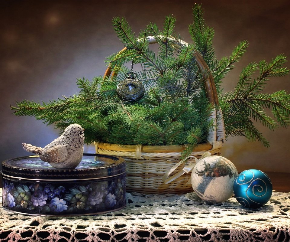 Обои ель, игрушки, птичка, коробка, еловая ветка, spruce, toys, bird, box, spruce branch разрешение 2000x1320 Загрузить