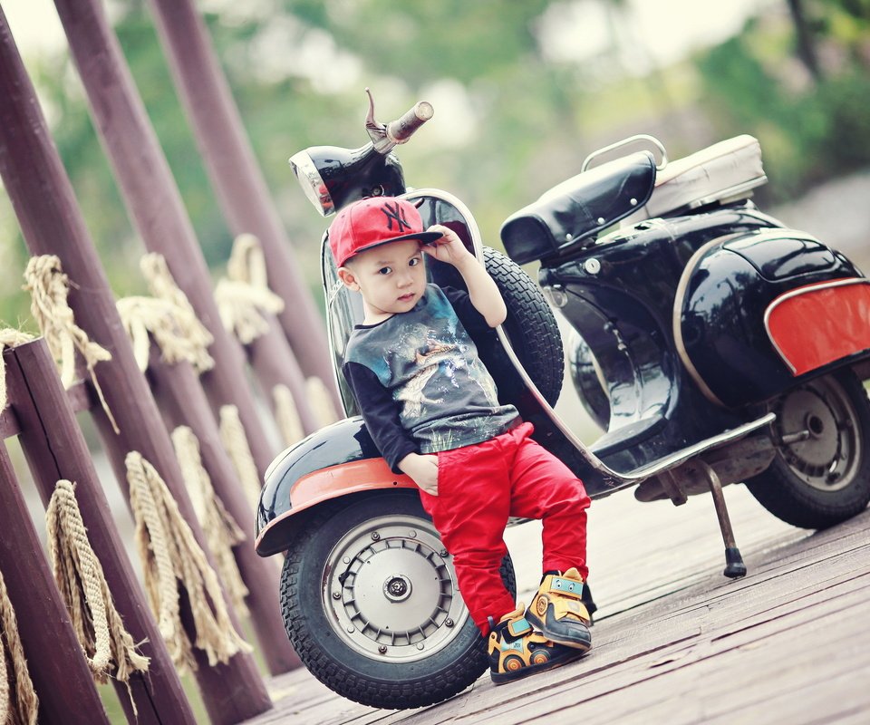 Обои фон, мальчик, мотороллер, background, boy, scooter разрешение 2560x1600 Загрузить