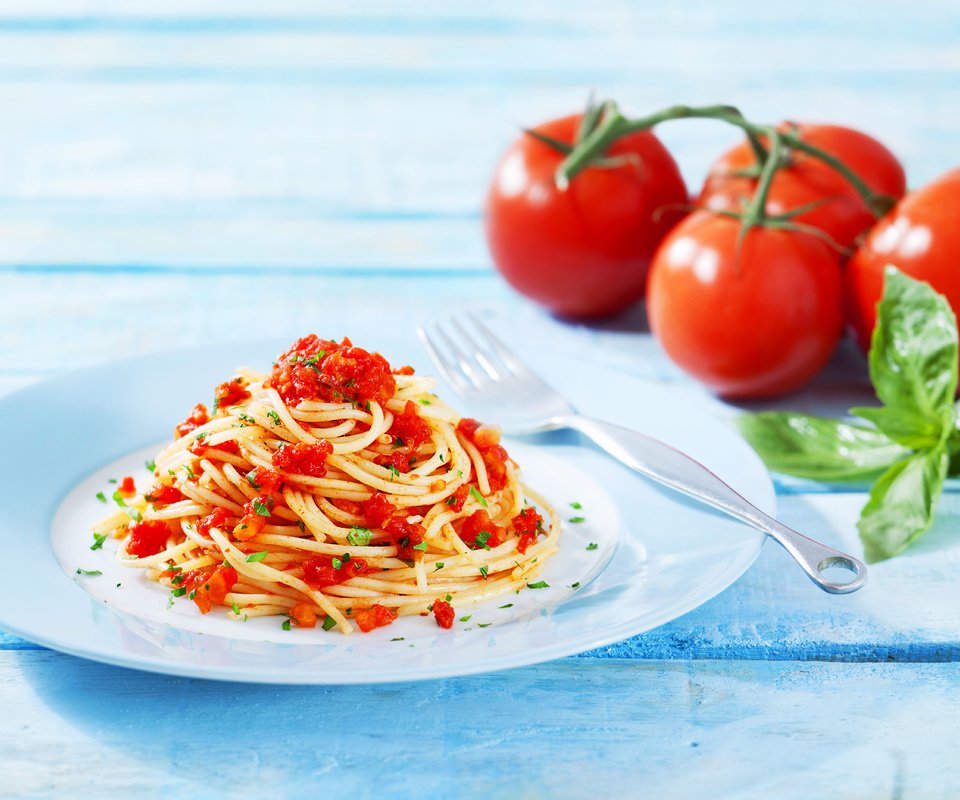 Обои вилка, тарелка, помидоры, макаронные изделия, томатный соус, plug, plate, tomatoes, pasta, tomato sauce разрешение 5616x3744 Загрузить