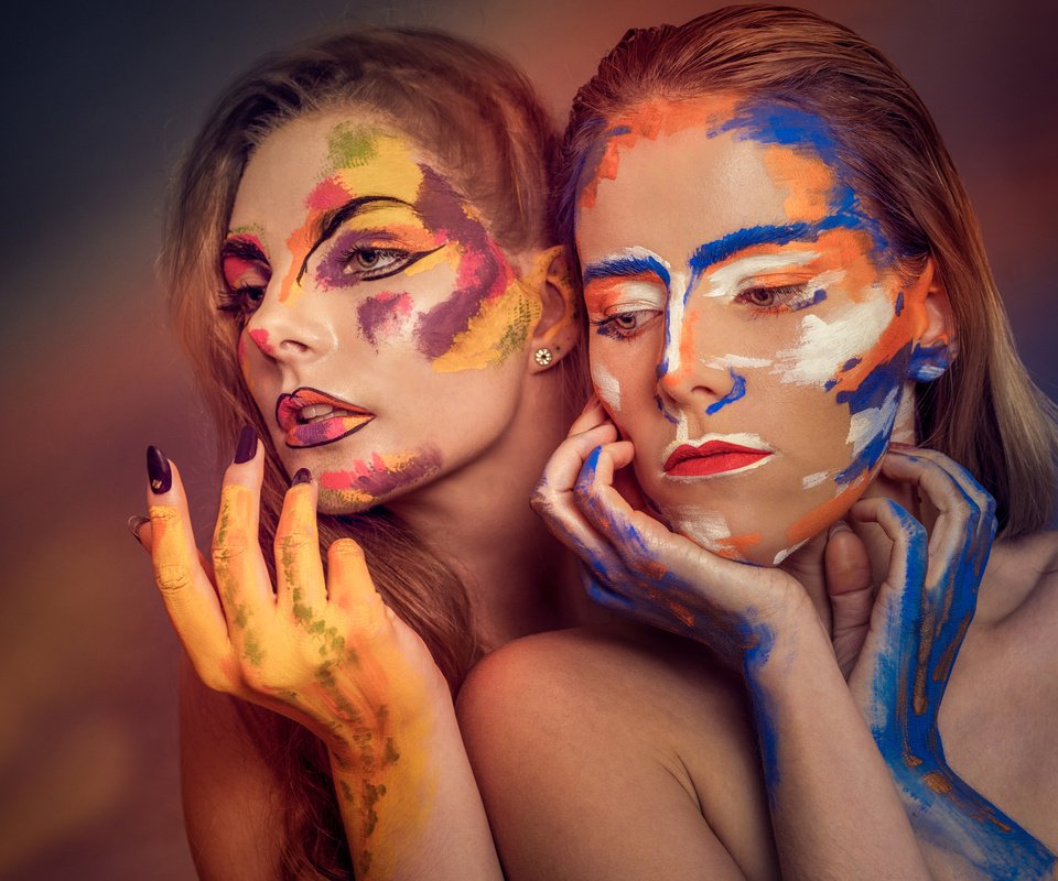 Обои арт, краска, макияж, две девушки, three of five colors, art, paint, makeup, two girls разрешение 2048x1365 Загрузить