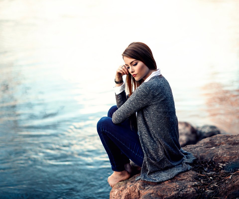 Обои вода, девушка, камень, босая, time to think, алессандро ди чикко, water, girl, stone, barefoot, alessandro di cicco разрешение 2048x1365 Загрузить