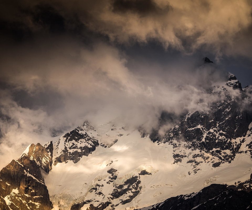 Обои небо, облака, горы, снег, природа, зима, снежные вершины, вершина, the sky, clouds, mountains, snow, nature, winter, snowy peaks, top разрешение 2048x1365 Загрузить