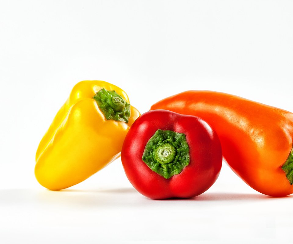 Обои белый фон, овощи, перец, bell peppers, yellow bell pepper, red bell peppers, white background, vegetables, pepper разрешение 2048x1365 Загрузить