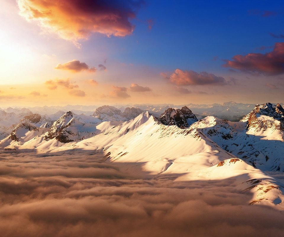 Обои небо, облака, горы, снежные вершины, the sky, clouds, mountains, snowy peaks разрешение 2560x1600 Загрузить