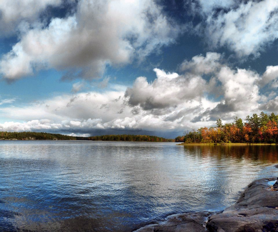 Обои небо, деревья, вода, река, камни, осень, природа. пейзаж, the sky, trees, water, river, stones, autumn разрешение 2560x1600 Загрузить