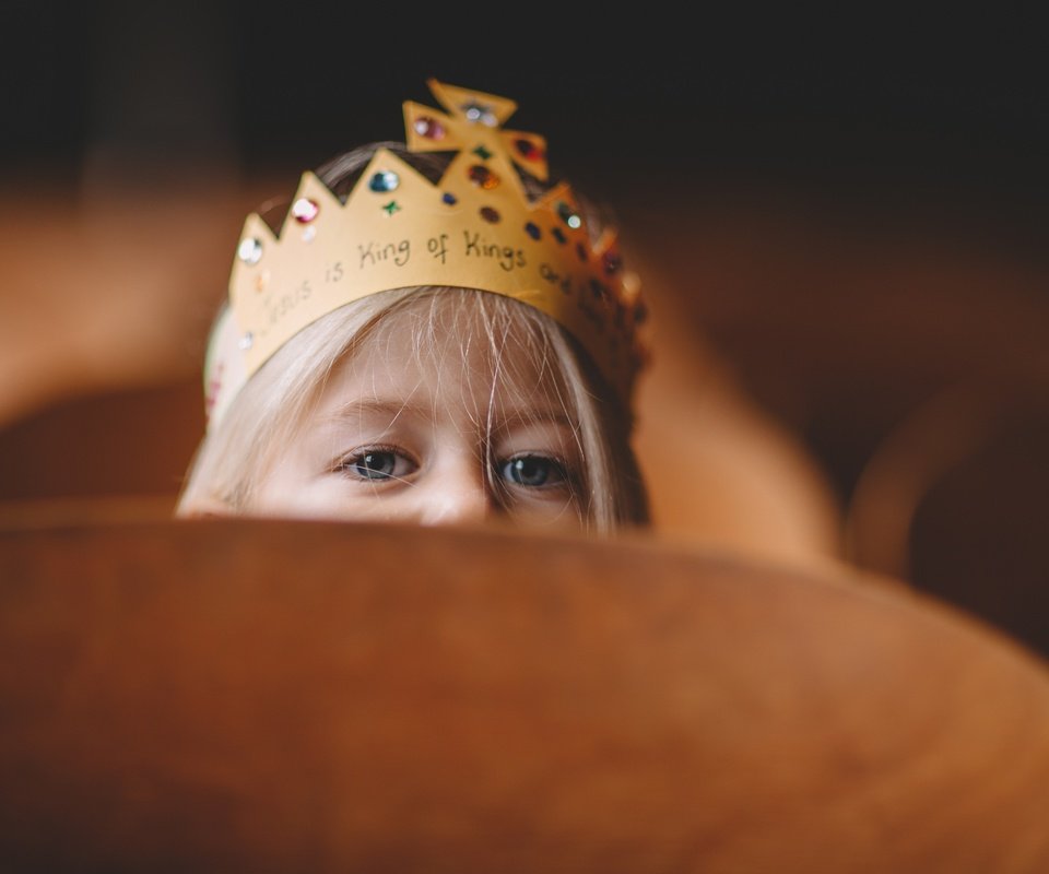 Обои глаза, взгляд, девочка, ребенок, корона, eyes, look, girl, child, crown разрешение 2880x1920 Загрузить