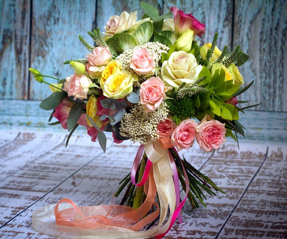 Обои розы, букет, ленты, эустома, декоративная капуста, roses, bouquet, tape, eustoma, ornamental kale разрешение 2000x1333 Загрузить