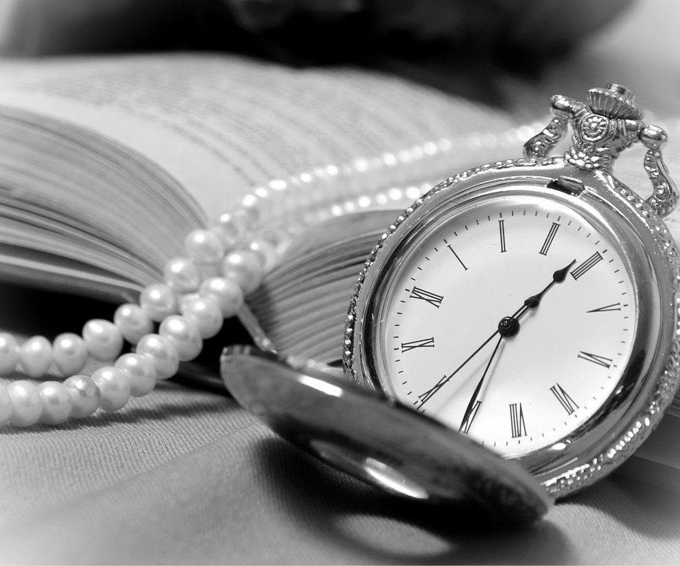 Обои винтаж, часы, книга, ожерелье, vintage, watch, book, necklace разрешение 2400x1600 Загрузить