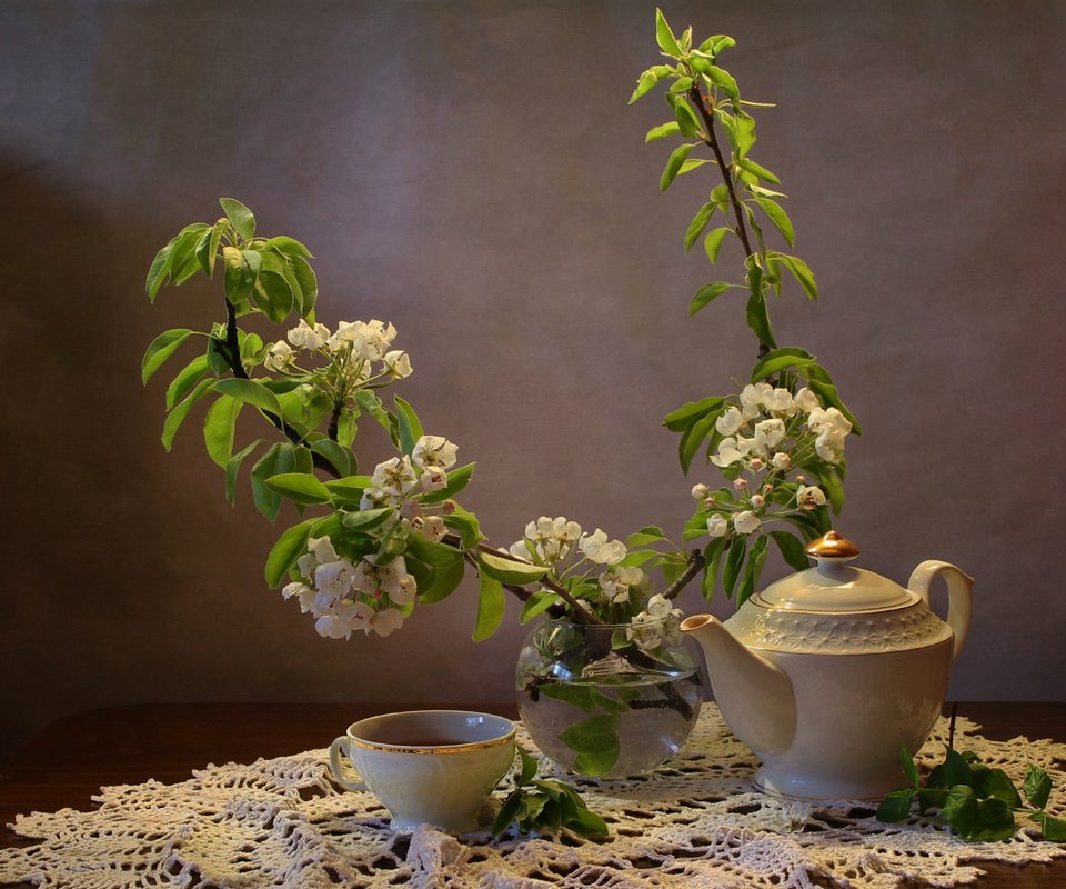 Обои цветение, ветки, чашка, чай, чайник, натюрморт, груша, flowering, branches, cup, tea, kettle, still life, pear разрешение 1920x1353 Загрузить