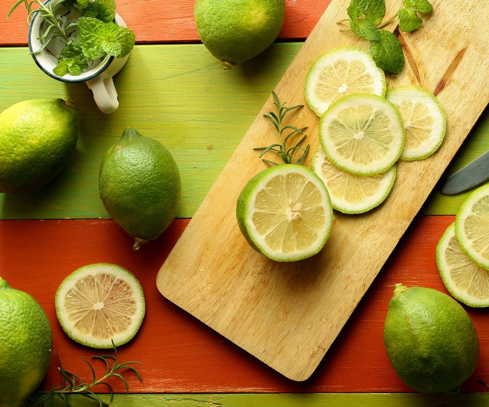 Обои мята, зелёный, фрукт, лайм, цитрус, дольки, розмарин, mint, green, fruit, lime, citrus, slices, rosemary разрешение 2048x1365 Загрузить