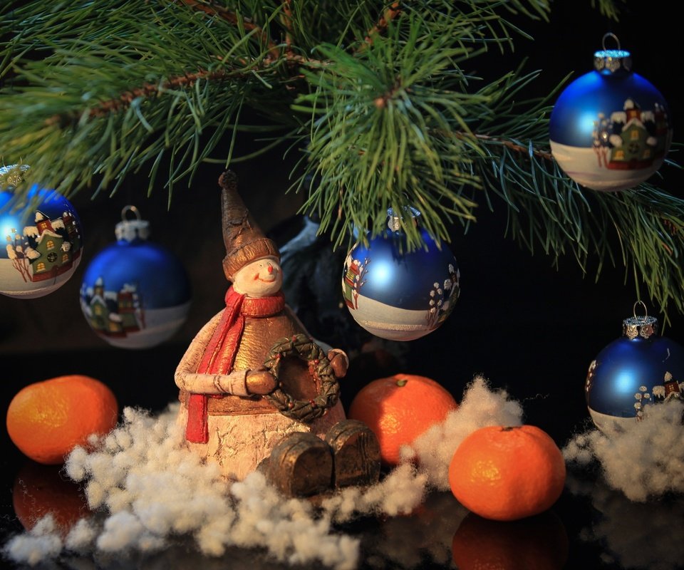 Обои снеговик, игрушки, мандарины, сосна, snowman, toys, tangerines, pine разрешение 2400x1635 Загрузить