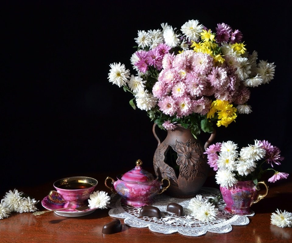 Обои конфеты, чай, хризантемы, натюрморт, candy, tea, chrysanthemum, still life разрешение 2400x1600 Загрузить