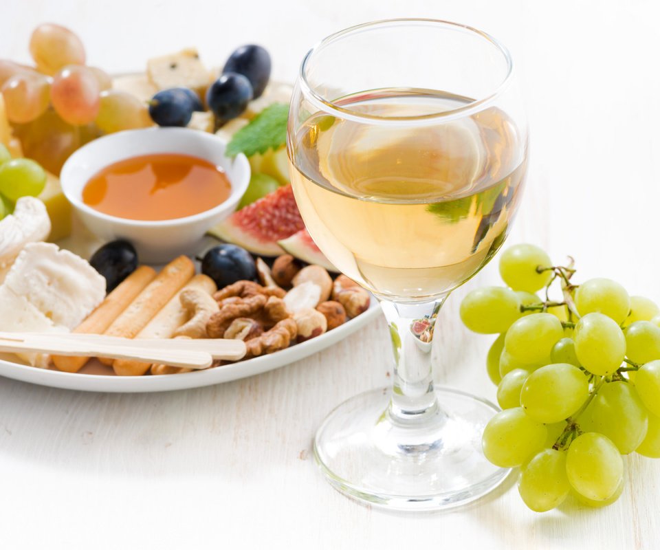 Обои орехи, виноград, бокал, сыр, вино, мед, инжир, nuts, grapes, glass, cheese, wine, honey, figs разрешение 2048x1367 Загрузить