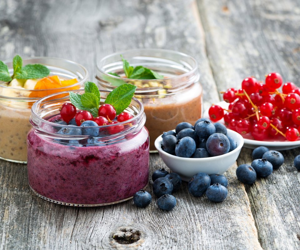 Обои ягоды, черника, сладкое, десерт, смородина, йогурт, berries, blueberries, sweet, dessert, currants, yogurt разрешение 2048x1367 Загрузить