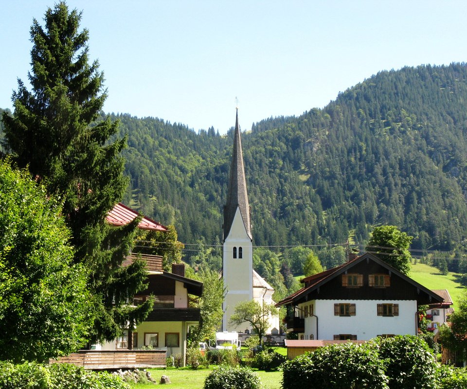 Обои деревья, бавария, горы, bayrischzell, лес, дома, городок, церковь, германия, альпы, trees, bayern, mountains, forest, home, town, church, germany, alps разрешение 2048x1536 Загрузить