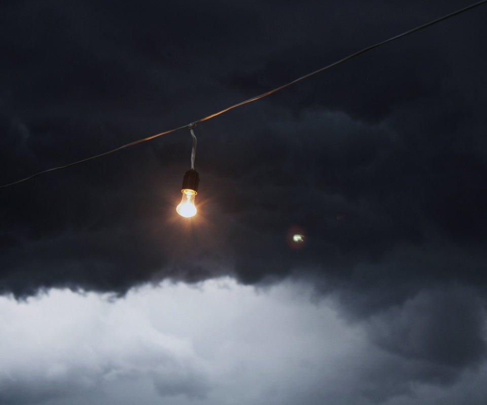 Обои тучи, лампочка, провод, clouds, light bulb, wire разрешение 2560x1600 Загрузить