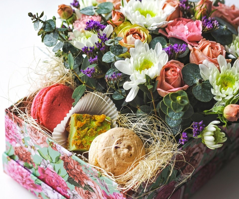 Обои розы, букет, подарок, хризантемы, пирожные, композиция, roses, bouquet, gift, chrysanthemum, cakes, composition разрешение 1920x1243 Загрузить